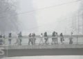 Sarajevo pod gustim smogom: Građani s maskama na ulicama, zrak označen kao “nezdrav”