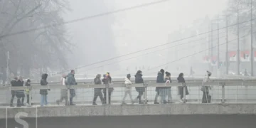 Sarajevo pod gustim smogom: Građani s maskama na ulicama, zrak označen kao “nezdrav”