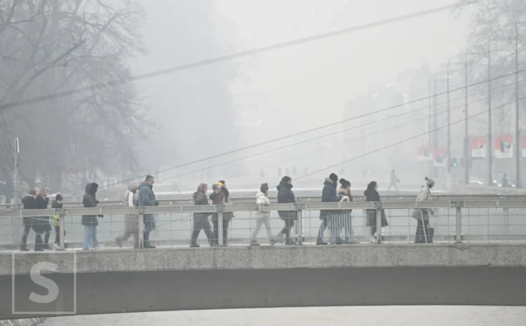 Sarajevo pod gustim smogom: Građani s maskama na ulicama, zrak označen kao “nezdrav”