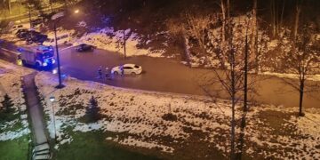 Automobil “zaglavio” u poplavljenom dijelu ulice na Otoci, policija zatvorila cestu za saobraćaj