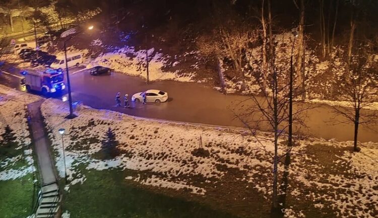 Automobil “zaglavio” u poplavljenom dijelu ulice na Otoci, policija zatvorila cestu za saobraćaj