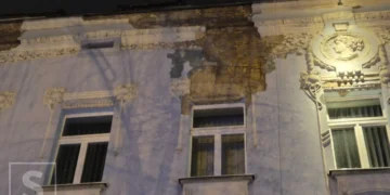 Građani, oprez: Ponovo se obrušio dio fasade u Ferhadiji – sa iste zgrade kao i prije 10 dana