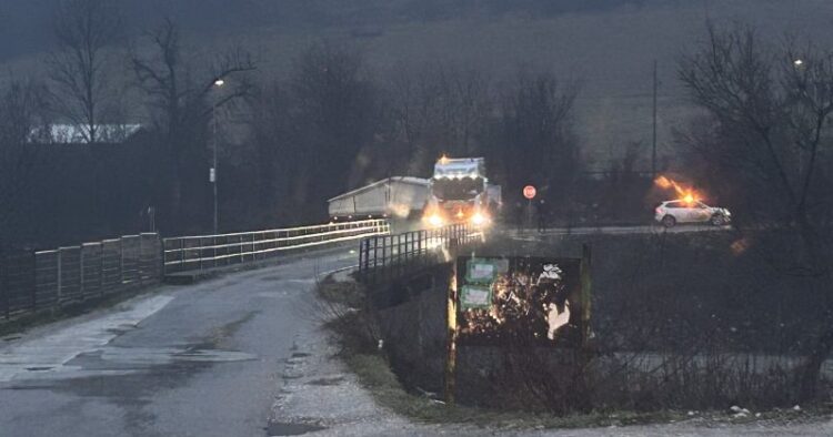 Veliki zastoj u saobraćaju na mostu u Čekrečijama