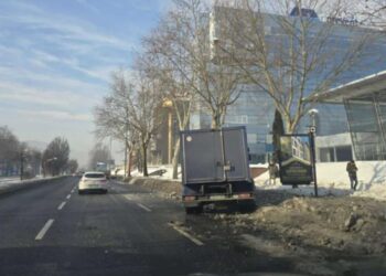 Sarajevo: Saobraćajna nesreća na Alipašinom Polju, kamion izletio s kolovoza i udario u banderu