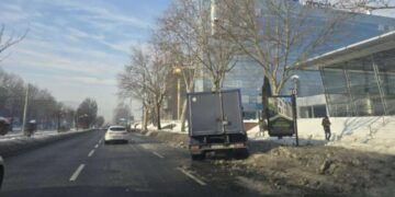 Sarajevo: Saobraćajna nesreća na Alipašinom Polju, kamion izletio s kolovoza i udario u banderu