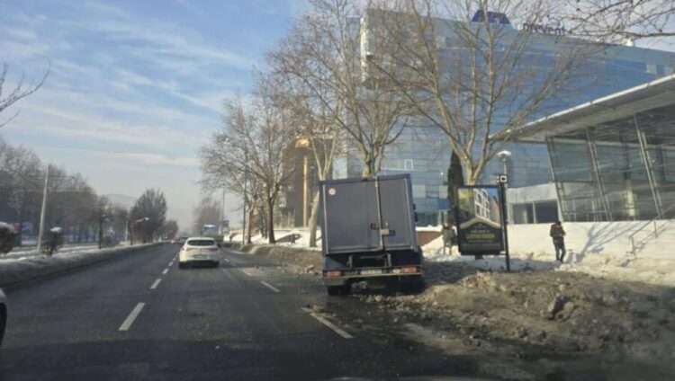 Sarajevo: Saobraćajna nesreća na Alipašinom Polju, kamion izletio s kolovoza i udario u banderu