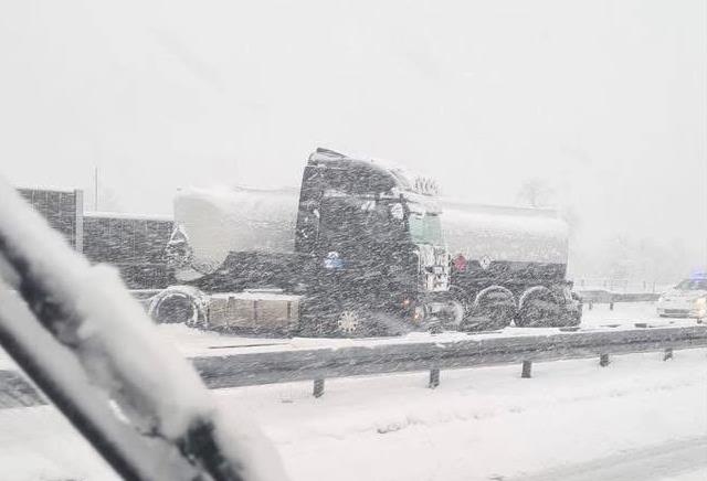 Saobraćajna nezgoda na autoputu Visoko-Podlugovi: Vozač kamiona izgubio kontrolu