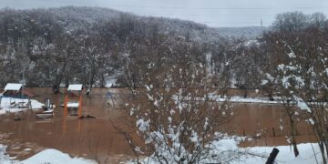 Rijeka Bosna izlila se iz korita u naselju Donja Luka kod Ilijaša