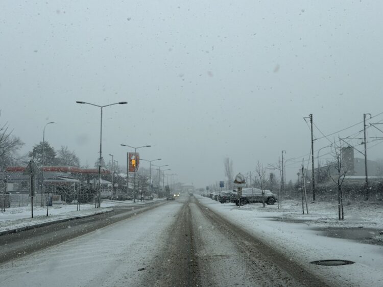 Snijeg izazvao haos na cestama: Otežan promet u BiH, na nekim dionicama obustava saobraćaja za teretna vozila