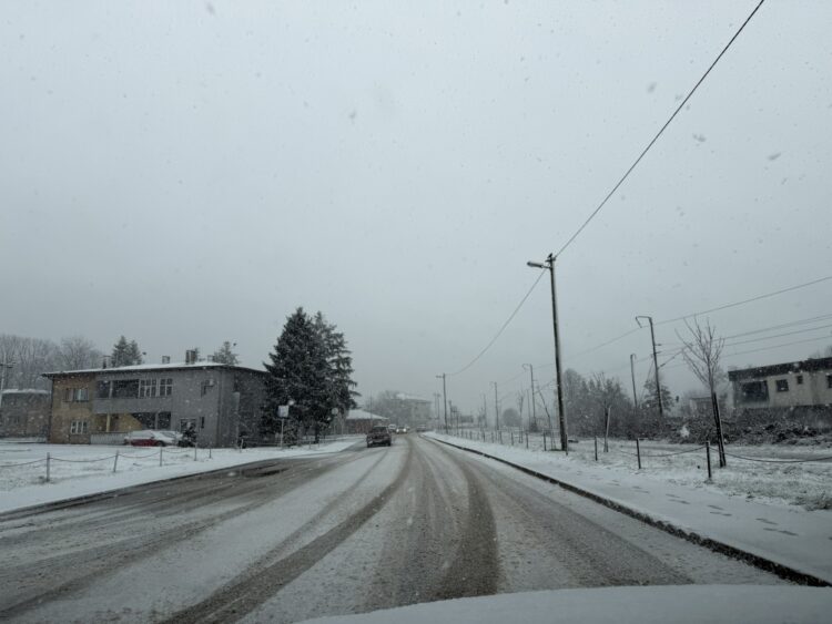 Snijeg izazvao haos na cestama: Otežan promet u BiH, na nekim dionicama obustava saobraćaja za teretna vozila