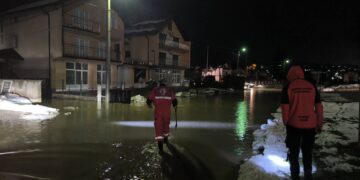 Izlijevanje vode na više lokacija u Ilijašu: U Podlugovima privremeno obustavljen saobraćaj
