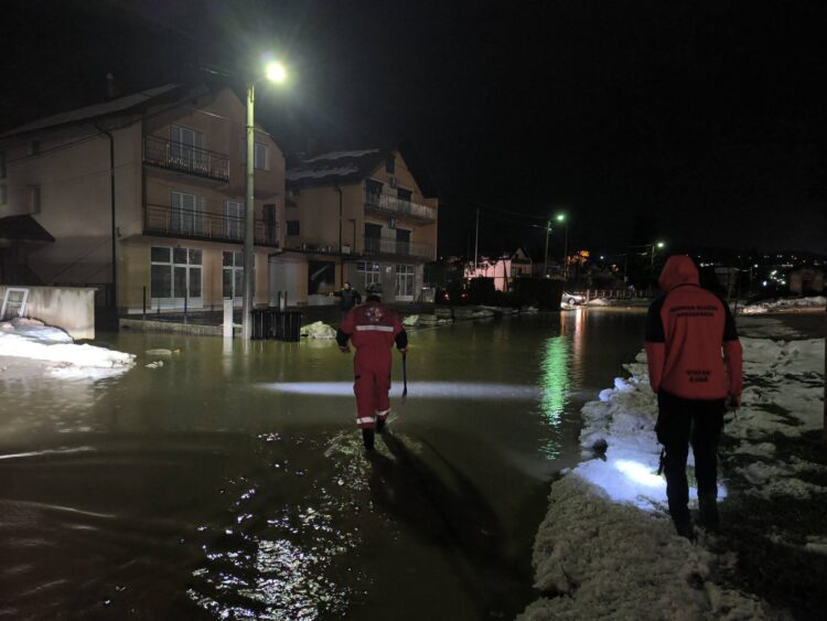 Izlijevanje vode na više lokacija u Ilijašu: U Podlugovima privremeno obustavljen saobraćaj
