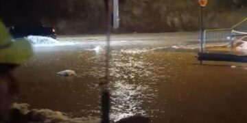 Alarmantno stanje u Vogošći: Voda nadire prema kućama, poplavljen put