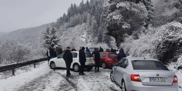 Saobraćajna nesreća na magistralnoj cesti kod Olova, saobraćaj obustavljen