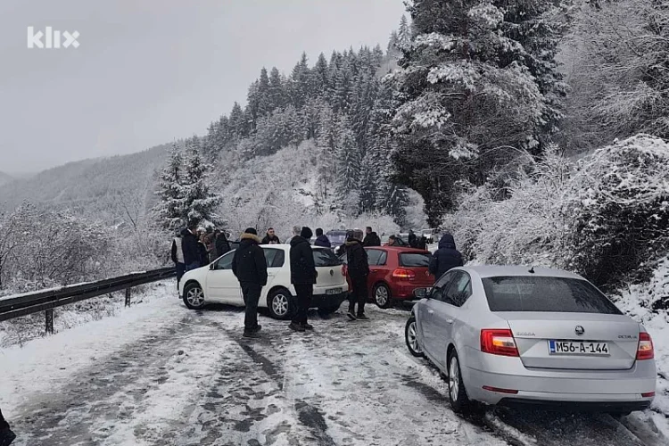 Saobraćajna nesreća na magistralnoj cesti kod Olova, saobraćaj obustavljen