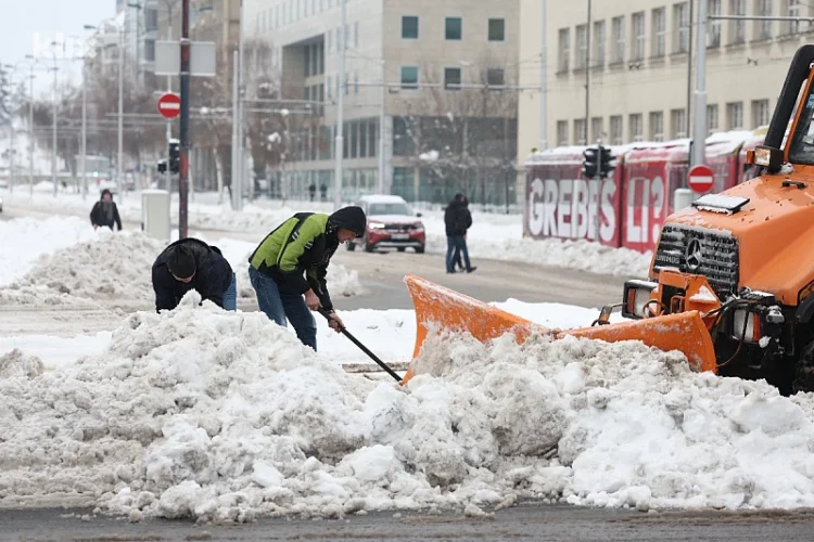 KJKP Rad tvrdi: Ukupno smo očistili 6,5 miliona kvadratnih metara cesta i trotoara