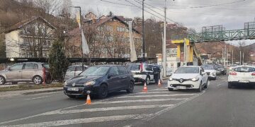 Automobil udario pješakinju u Hotonju, povrijeđena prevezena na KCUS