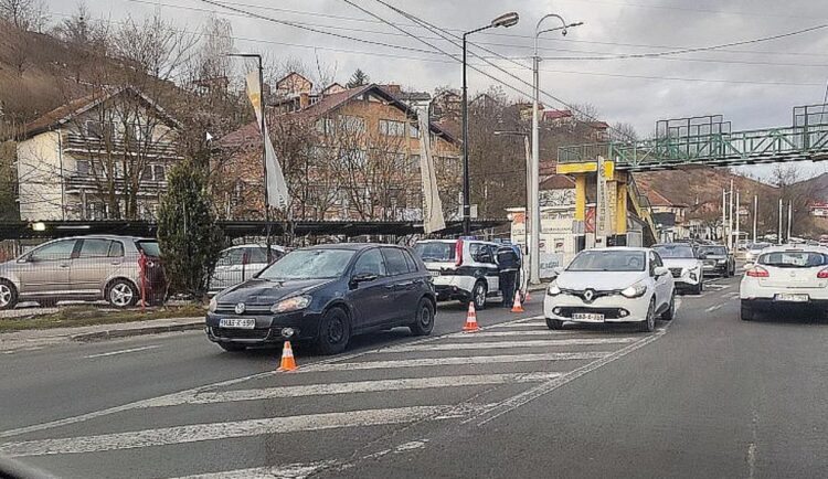 Automobil udario pješakinju u Hotonju, povrijeđena prevezena na KCUS