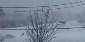 Nezgoda u Podlugovima: Grtalica završila van puta, apel vozačima na oprez