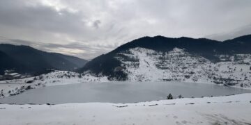 Vareško jezero “Nula” okovano ledom