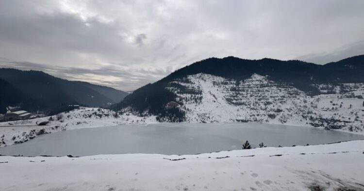 Vareško jezero “Nula” okovano ledom
