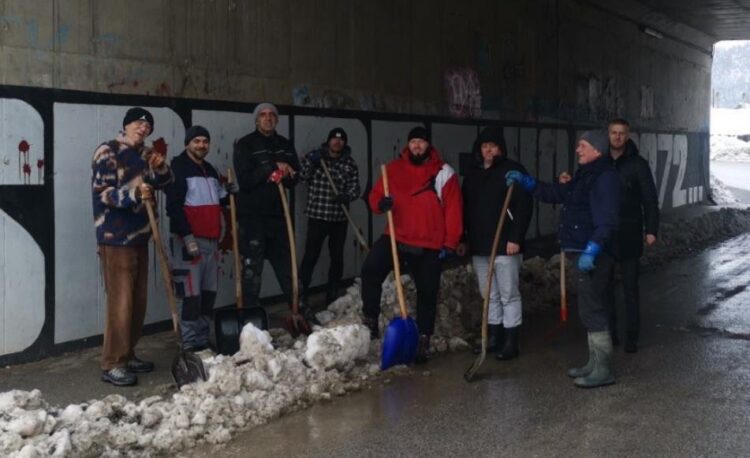 Mještani Ljubnića organizovali akciju čišćenja snijega (FOTO)