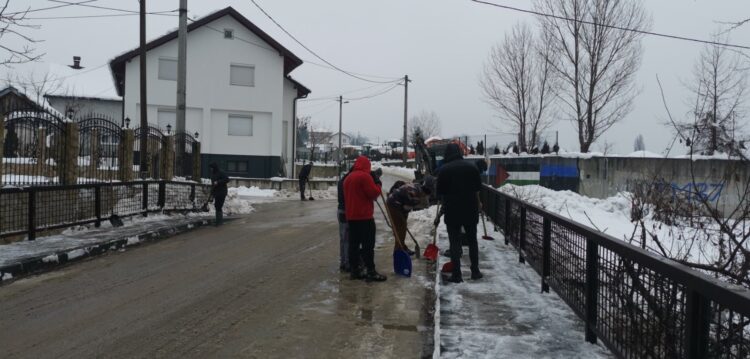 Mještani Ljubnića organizovali akciju čišćenja snijega (FOTO)