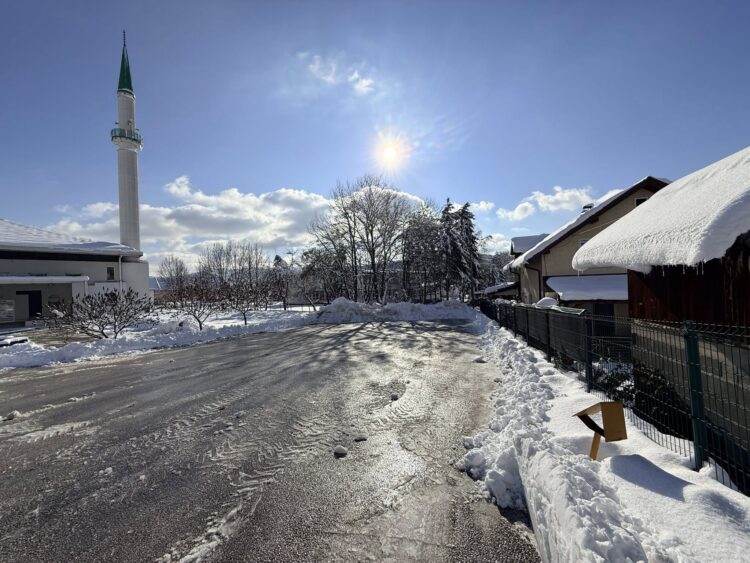 Firma Pelex d.o.o. besplatno očistila harem i parking džamije u Podlugovima