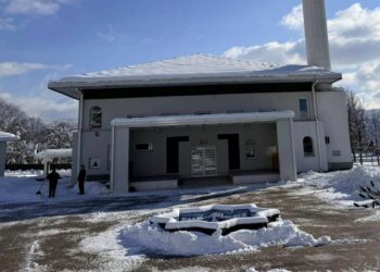 Firma Pelex d.o.o. besplatno očistila harem i parking džamije u Podlugovima