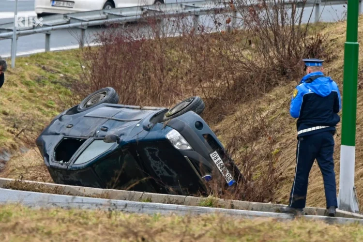 Prevrnuo se automobil na uključenju na autoput kod Vogošće
