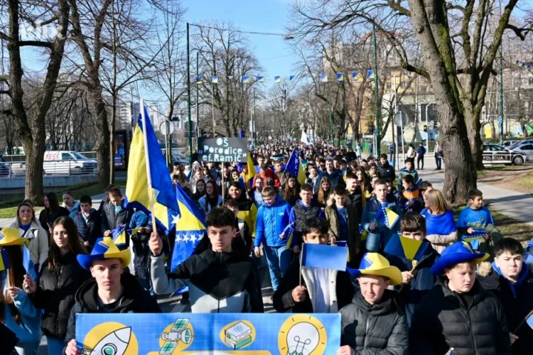 Više od 3.000 sarajevskih učenika učestvovalo u defileu povodom Dana nezavisnosti BiH