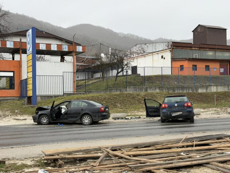 Teška saobraćajna nesreća u Semizovcu, dvije osobe prevezena na KCUS!