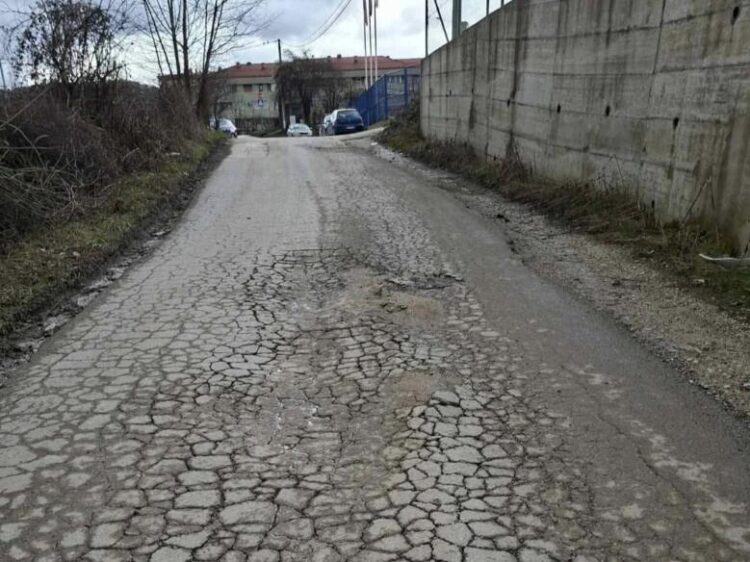 Mještani traže hitnu sanaciju oštećenog puta prema Kadarićima