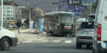 Drama u Sarajevu: Tramvaj iskočio iz šina, ima povrijeđenih
