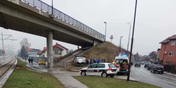 Teža nesreća na Ilidži: Automobil završio na krovu, jedna osoba povrijeđena