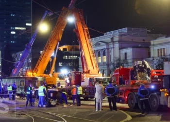Ekipe na terenu, u toku uklanjanje tramvaja kod Zemaljskog muzeja BiH