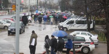 Protest građana ispred Zemaljskog muzeja: Blokirana glavna ulica u oba pravca, građani traže odgovornost