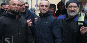 Zvanično: Vozač tramvaja Adnan Kasapović izašao iz pritvora, u zagrljaju okupljenih građana