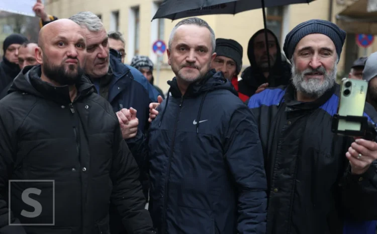 Zvanično: Vozač tramvaja Adnan Kasapović izašao iz pritvora, u zagrljaju okupljenih građana