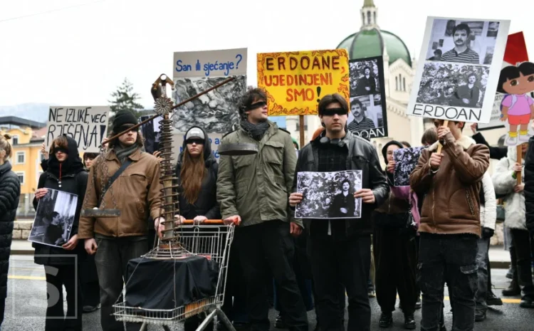 Studenti Akademije likovnih umjetnosti na protestima: “Smrt nije ničiji politički poen! Sjašite!”