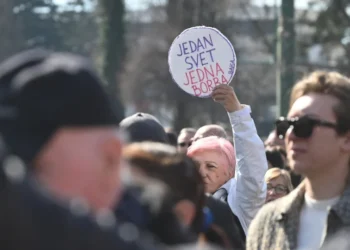 Mladima se na protestu u Sarajevu priključila i ‘baka iz Zemuna’: Naša je borba zajednička