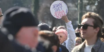 Mladima se na protestu u Sarajevu priključila i ‘baka iz Zemuna’: Naša je borba zajednička