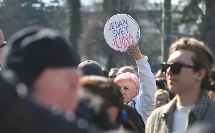 Mladima se na protestu u Sarajevu priključila i ‘baka iz Zemuna’: Naša je borba zajednička