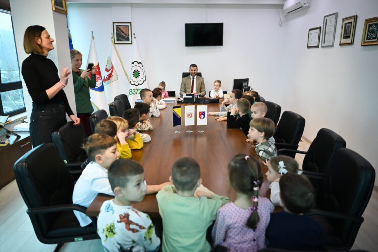 Mališani iz Vrtića „Ilijaš“ u posjeti načelniku: Djeca su srce i budućnost naše općine (FOTO)