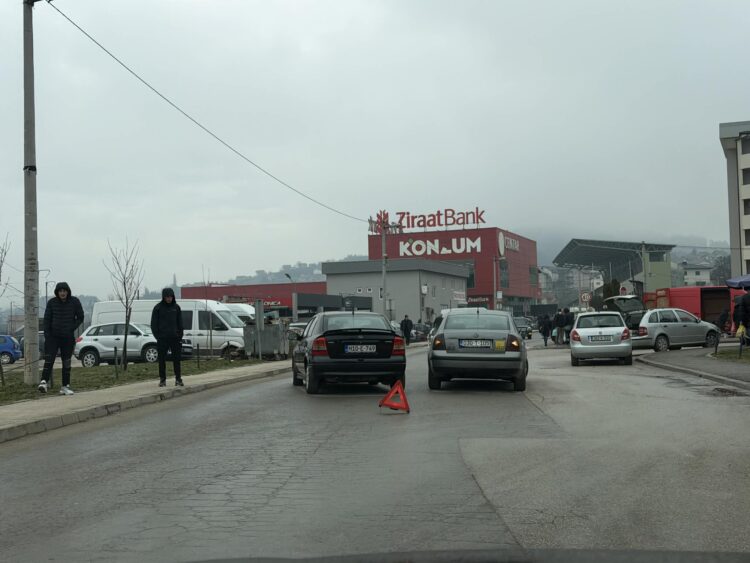 Manja saobraćajna nezgoda kod pijace u Ilijašu, saobraćaj se odvija jednom trakom