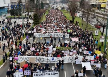 Masovni protesti u Sarajevu: Građani traže pravdu i odgovornost (FOTO)