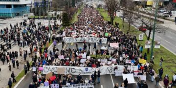 Masovni protesti u Sarajevu: Građani traže pravdu i odgovornost (FOTO)