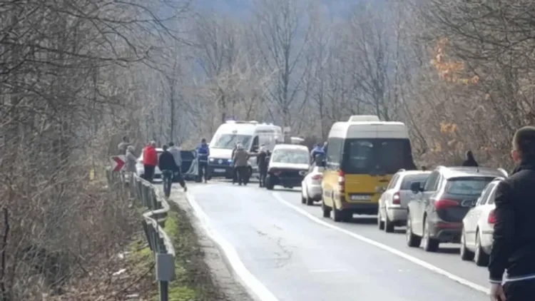 Kolona vozila zbog sudara kod Kladnja: Povrijeđene tri osobe