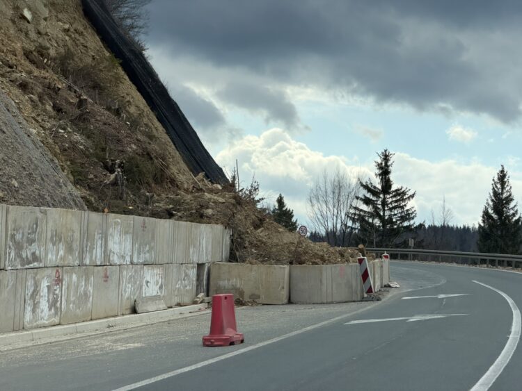 Nakon upozorenja nema pomaka: Neispravne bankine i dalje prijetnja na putu Sarajevo-Tuzla u mjestu Nišići (FOTO)