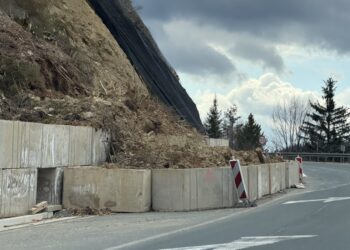 Nakon upozorenja nema pomaka: Neispravne bankine i dalje prijetnja na putu Sarajevo-Tuzla u mjestu Nišići (FOTO)